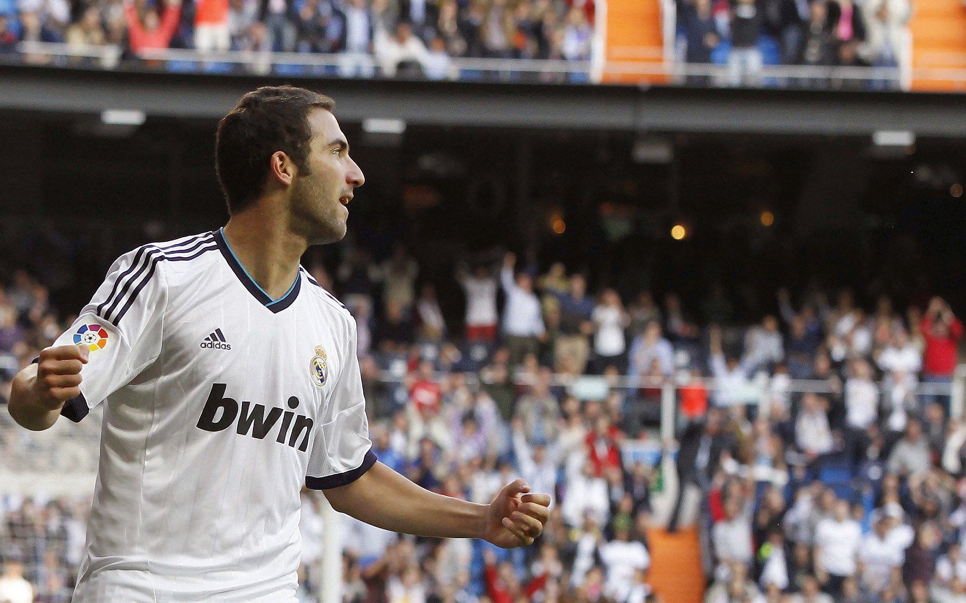 爱游戏(ayx)中国体育国际-内马尔复出首秀出彩，利雅得新月主场小胜本菲卡，豪取40连胜